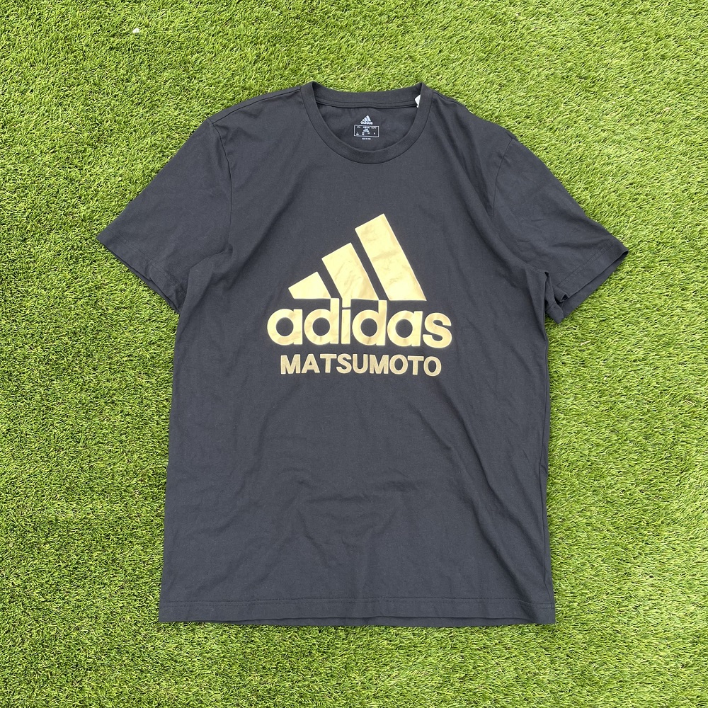 2XO(Lサイズ相当)ラスト1点】adidasコラボTシャツ(黒×ゴールドロゴ) | 松本山雅FCオンラインショップ